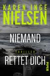 Das Buchcover zeigt einen dramatischen Küstenhorizont in grauen und schwarzen Farbtönen, der eine düstere und spannungsgeladene Atmosphäre vermittelt. Im Vordergrund sind verwitterte Holzpfähle sichtbar, die am Strand aufgestellt sind. Der Titel „Niemand“ ist in auffälligem, leuchtendem Grün platziert, während der Untertitel „Rettet dich“ in weißer Schrift darunter steht. Die Autorenangabe „KAREN INGE NIELSEN“ befindet sich oben in derselben grünen Farbe. Der Hinweis „Thriller“ ist klein und subtil in der Mitte positioniert.