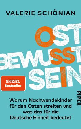 Ostbewusstsein Das Buchcover zeigt einen leuchtend türkisfarbenen Hintergrund. Der Titel „OSTBEWUSSTSEIN“ ist in großen, weißen Buchstaben gestaltet, wobei das „OST“ in oranjenem Schriftzug hervorgehoben ist. Oben links befindet sich das Logo „SPIEGEL Bestseller“ in einer klaren, roten Box. Unten steht der Verlagsname „PIPER“ in schlichter Schrift. Der Untertitel „Warum Nachwendekinder für den Osten streiten und was das für die Deutsche Einheit bedeutet“ ist in kleinerer, schwarzer Schrift gehalten, die die zentrale Botschaft des Buches betont.