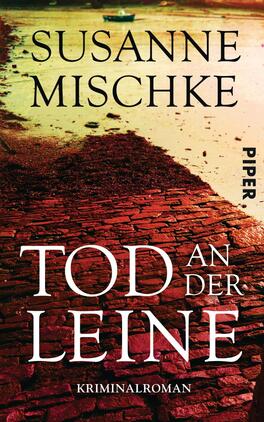 Tod an der Leine Das Buchcover zeigt eine rotbraune Steinfläche am Ufer eines Gewässers, die sich bis zum Wasser erstreckt. Im Hintergrund sind sanfte Wellen und einen trüben, goldenen Himmel zu sehen. Der Titel „TOD AN DER LEINE“ ist in großen, weißen Buchstaben zentriert, wobei „TOD“ besonders hervorgehoben ist. Darunter steht in kleinerer Schrift „Kriminalroman“. Oben links ist der Name der Autorin, „Susanne Mischke“, in schwarzer Schrift angebracht, und rechts unten ist das Verlagslogo „PIPER“.