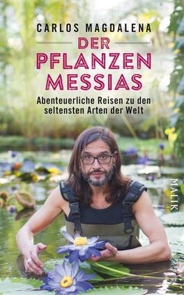 Der Pflanzen-Messias – Abenteuerliche Reisen zu den seltensten Arten der Welt Das Buchcover zeigt eine Person mit Brille, die in einer Wasserlandschaft mit Seerosen sitzt. Im Hintergrund sind grüne Pflanzen und eine lebendige Wasseroberfläche sichtbar. Der Titel „DER PFLANZEN MESSIAS“ steht in großen, pinken Buchstaben im oberen Drittel. Darunter findet sich der Untertitel „Abenteuerliche Reisen zu den seltensten Arten der Welt“ in kleinerer, schwarzer Schrift. Der Autor Carlos Magdalena ist am unteren Rand des Covers angegeben. Die Atmosphäre ist entspannend und einladend.