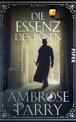 Die Essenz des Bösen Das Buchcover zeigt eine dunkle Gasse, beleuchtet von einem gelben Gaslaterne. In der Silhouette eines Mannes mit Zylinder und Gehstock, der im Vordergrund steht, liegt eine geheimnisvolle Aura. Der Titel „DIE ESSENZ DES BÖSEN“ ist in großen weißen Buchstaben platziert, während der Autorennamen „AMBROSE PARRY“ in einer eleganten Schrift darunter steht. Der Hintergrund ist in schattierten Grautönen gehalten und vermittelt eine düstere, intrigante Atmosphäre. Oben links steht das Wort „ROMAN“.