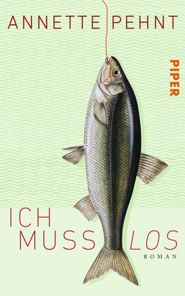 Ich muss los Das Buchcover zeigt einen realistisch gezeichneten Fisch, der an einem Haken hängt. Der Hintergrund ist in einem sanften Grünton mit länglichen Wellenmustern gestaltet. Der Titel „ICH MUSS LOS“ ist in auffälliger, roter Schrift platziert, während der Name der Autorin „ANNETTE PEHNT“ oben links in einer klaren Schriftart erscheint. Das Verlagslogo „PIPER“ ist in einer kräftigen Schrift oben rechts abgebildet. Die Gestaltung vermittelt eine leichte, humorvolle Atmosphäre.