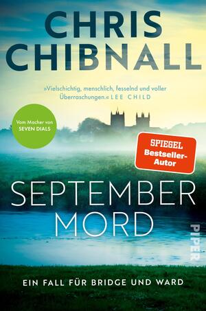 Das Buchcover zeigt einen nebligen See vor einer grünen, gelb-blau beleuchteten Morgen- oder Abendlandschaft mit der schwarzen Silhouette einer Kirche oder Burg am Horizont. Groß oben der Autorenname CHRIS CHIBNALL in dunklen Großbuchstaben, darunter ein kurzes Zitat und mittig der Titel SEPTEMBER MORD in großen weißen Großbuchstaben. Auffällige runde und rechteckige Buttons mit den Texten „Vom Macher von SEVEN DIALS“, „VORLÄUFIGES COVER“ und „SPIEGEL Bestseller-Autor“. Unten der Nebentitel „EIN FALL FÜR BRIDGE UND WARD“.