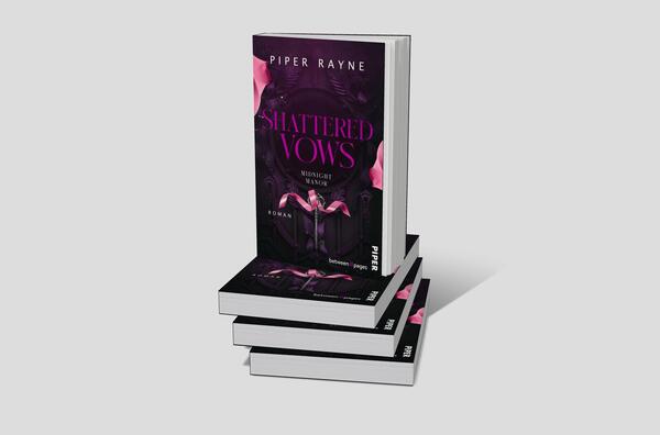 Bücherstapel des Buches „Shattered Vows“