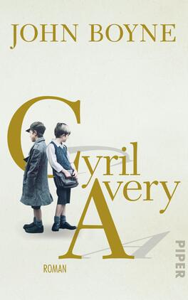 Cyril Avery Das Buchcover zeigt zwei Jungen, die zueinander gewandt sind. Der Junge auf der linken Seite trägt einen langen grauen Mantel und einen Hut, während der andere Junge ein helles Hemd und eine dunkelblaue Hose trägt. Im Hintergrund sind weiche Farben in sanften Beigetönen zu sehen. Der Titel „Cyril Avery“ ist in großen, goldenen Buchstaben dargestellt, während der Autor „John Boyne“ oben in einer eleganten Schrift platziert ist. Rechts unten steht „Roman“ in dezentem Grau.