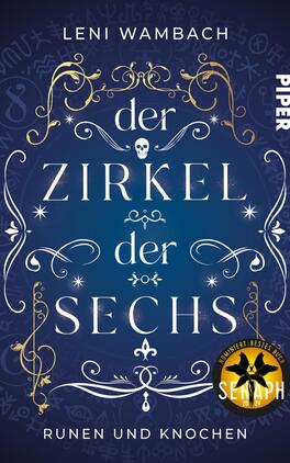 Der Zirkel der Sechs Das Buchcover zeigt einen tiefblauen Hintergrund, durchzogen von mystischen Symbolen und Runen. In der Mitte prangt der Titel „der ZIRKEL der SECHS“ in eleganter, verschnörkelter Typografie, wobei das „ZIRKEL“ besonders hervorgehoben ist. Ein Schädel ziert das „Z“ und verstärkt die geheimnisvolle Atmosphäre. Unten finden sich die Worte „RUNEN UND KNOCHEN“. Das Cover trägt zudem ein Qualitätssiegel auf der unteren rechten Seite. Die Gestaltung vermittelt einen Eindruck von Magie und Abenteuer.