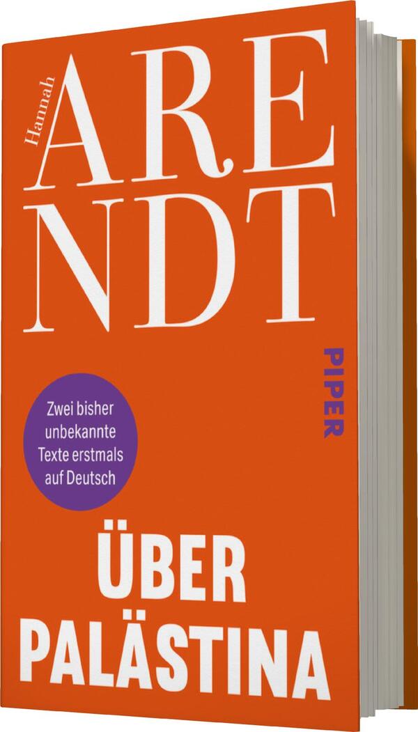 Das Buchcover zeigt einen orangefarbenen Hintergrund. Der Titel „ÜBER PALESTINA“ ist in großen, weißen Buchstaben mittig platziert und hebt sich deutlich ab. Der Autorenname „Hannah Arendt“ ist oben in kleinerer, weißer Schrift angeordnet, wobei die Buchstaben in zwei Zeilen untereinander stehen. In der oberen rechten Ecke befindet sich das Wort „PIPER“ in blauer Schrift. Ein kreisförmiges, lila Element enthält den Text „Zwei bisher unbekannte Texte erstmals auf Deutsch“ in weißer Schrift und ist unten im Cover zu finden.