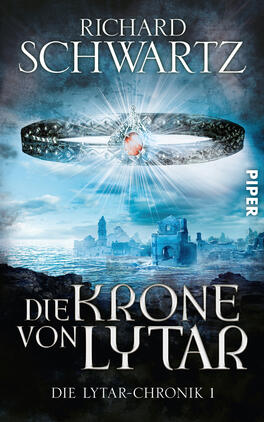 Die Krone von Lytar Das Buchcover zeigt eine fantasievolle Darstellung mit einer dunklen, mystischen Atmosphäre. Im Vordergrund erhebt sich ein silberner Diadem mit einem roten Edelstein, umgeben von strahlendem Licht. Im Hintergrund sind undeutliche Silhouetten von Ruinen und einem Gewässer zu sehen, unter einem bewölkten Himmel. Der Titel „DIE KRONE VON LYTAR“ ist in großer, verschnörkelter Schrift in Weiß und Schwarz gestaltet, darunter steht „DIE LYTAR-CHRONIK 1“ in kleinerer Schrift. Der Name des Autors, Richard Schwartz, erscheint oben auf dem Cover.