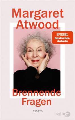 Brennende Fragen Das Buchcover zeigt ein Porträt von Margaret Atwood mit einem freundlichen Lächeln vor einem sanften, rosa Hintergrund. Die Autorin hat graue, lockige Haare und trägt ein schwarzes Oberteil. Der Titel „Brennende Fragen“ ist prominent in roten Großbuchstaben platziert. Oben steht der Name „Margaret Atwood“ ebenfalls in roten Buchstaben, während der Hinweis „SPIEGEL Bestseller-Autorin“ in einem gelben Rechteck hervorgehoben ist. Unten links befindet sich die Beschriftung „ESSAYS“ in kleinerer Schrift.