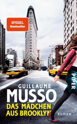 Das Mädchen aus Brooklyn Das Buchcover zeigt eine lebhafte Stadtszene in New York mit einer zentralen Straße und einer auffälligen Architektur im Hintergrund. Die Farben sind vorwiegend grau mit Akzenten in Gelb und Rot. Im Vordergrund ist eine Frau in einem roten Oberteil und schwarzer Hose zu sehen, die über die Straße schreitet. Der Titel „Das Mädchen aus Brooklyn“ steht in großer, weißer Schrift, während der Autorname „Guillaume Musso“ oben in prominenter, blauer Schrift platziert ist. Ein oranger Kästchen mit der Aufschrift „SPIEGEL Bestseller“ ergänzt das Cover.
