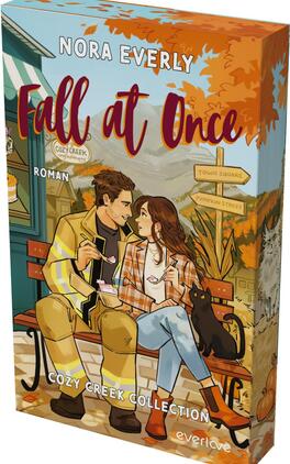 Fall at Once Das Buchcover zeigt ein herbstliches Kleinstadtmotiv: ein junges Paar sitzt auf einer Parkbank und schaut sich verliebt an, beide essen Eis; eine schwarze Katze liegt neben ihnen. Im Hintergrund orangefarbene Blätter, Ladenfassaden und ein Wegweiser mit „Town Square“ und „Pumpkin Street“. Titel „Fall at Once“ groß geschwungen in Rot, Autorname NORA EVERLY oben in weißen Großbuchstaben; darunter „Cozy Creek Collection“ und der Vermerk Roman.