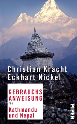 Gebrauchsanweisung für Kathmandu und Nepal Das Buchcover zeigt eine majestätische Himalaya-Landschaft mit schneebedeckten Gipfeln im Hintergrund. Im Vordergrund steht eine Stupa, die aus grauem Stein besteht und teilweise von bewaldeten Hügeln umgeben ist. Die Farbpalette dominiert in Blau- und Grautönen, die die kühle Bergatmosphäre unterstreichen. Der Titel „GEBAUCHSANWEISUNG für Kathmandu und Nepal“ ist in roter Schrift auf weißem Hintergrund gestaltet. Darunter stehen die Namen der Autoren, Christian Kracht und Eckhart Nickel, in eleganter, serifenloser Schrift.