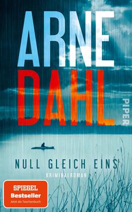 Null gleich eins Das Buchcover zeigt einen stilisierten See mit einer silhuettengleichen Figur in einem Boot, umgeben von dunklem Wasser und einem bewölkten Himmel. Die Farben sind überwiegend in Blautönen gehalten, mit einem intensiven orangefarbenen Farbverlauf, der den Titel „NULL GLEICH EINS“ in großer, auffälliger Schrift betont. Der Autorennamen „ARNE DAHL“ steht prominent darüber, während das Logo „PIPER“ am rechten Rand verläuft. Unten links ist ein Hinweis auf den „SPIEGEL Bestseller“ zu finden.
