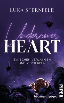 Undercover Heart Das Buchcover zeigt einen dunklen, mystischen Hintergrund in verschiedenen Lila- und Schwarztönen. In der Mitte steht der Titel „Undercover HEART“ in großen, eleganten weißen Buchstaben, wobei das Wort „HEART“ besonders hervorgehoben ist. Darunter befindet sich der Untertitel „zwischen Verlangen und Verderben“ in einer schlichteren Schrift. Das Cover wird von stilisierten, schwarzen Rosen und subtilen, schattenhaften Figuren ergänzt, die eine spannungsgeladene Atmosphäre erzeugen. Oben ist der Name des Autors, Luka Sternfeld, platziert.