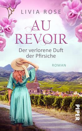 Au Revoir – Der verlorene Duft der Pfirsiche Das Buchcover zeigt eine Frau mit langen, lockigen Haaren und einem weitläufigen, hellblauen Kleid, die mit einem Hut auf einem Weg steht. Ihre Blickrichtung ist in die Ferne gerichtet, zu einer malerischen Landschaft mit sanften Hügeln und einem kleinen Dorf im Hintergrund. Die oberen Ecken sind mit rosa Blüten dekoriert. Der Titel „AU REVOIR“ ist in eleganter Schrift in Pink gestaltet, während der Untertitel „Der verlorene Duft der Pfirsiche“ in einem sanften Grünton darunter steht. Der Verlag „PIPER“ ist in der unteren rechten Ecke abgebildet.