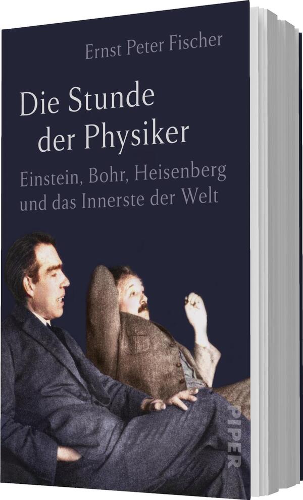 Das Buchcover zeigt zwei historische Physiker, die entspannt in einem geselligen Gespräch sitzen. Der Hintergrund ist in einem dunklen Blauton gehalten, der eine ernste und nachdenkliche Atmosphäre vermittelt. Der Titel „Die Stunde der Physiker“ ist in großer, eleganter Schrift in Weiß oben platziert, während der Untertitel „Einstein, Bohr, Heisenberg und das Innerste der Welt“ in etwas kleinerer Schrift darunter steht. Der Autor „Ernst Peter Fischer“ ist ebenfalls in Weiß am oberen Rand des Covers sichtbar.