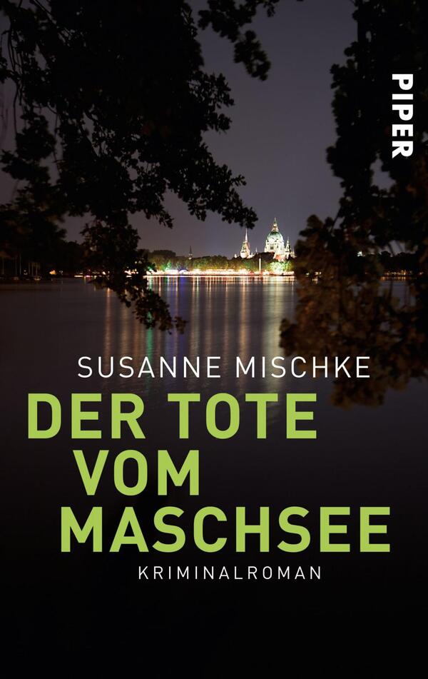 Das Buchcover zeigt eine nächtliche Szene am Maschsee. Im Vordergrund sind dunkle Silhouetten von Bäumen zu sehen, während der Hintergrund ein beleuchtetes Ufer mit historischen Gebäuden zeigt. Der Titel „DER TOTE VOM MASCHSEE“ ist in großen, leuchtend grünen Buchstaben platziert, darunter steht „Kriminalroman“ in einer schlichten, weißen Schrift. Der Name der Autorin „SUSANNE MISCHKE“ befindet sich über dem Titel, ebenfalls in Weiß. Die Atmosphäre wirkt mysteriös und ansprechend.