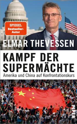 Kampf der Supermächte Das Buchcover zeigt den Schriftsteller Elmar Thevessen im Vordergrund, vor einer symbolischen Kulisse des Kapitols in Washington, D.C. Die Farbgestaltung umfasst vorwiegend Blau- und Rottöne, mit einem starken Kontrast zwischen den Figuren und dem Hintergrund. Der Titel „KAMPF DER SUPERMÄCHTE“ ist in großen, fetten Buchstaben dargestellt, während der Untertitel „Amerika und China auf Konfrontationskurs“ in kleinerer Schrift erscheint. Oben links befindet sich ein rotesLabel mit „SPIEGEL Bestseller-Autor“.