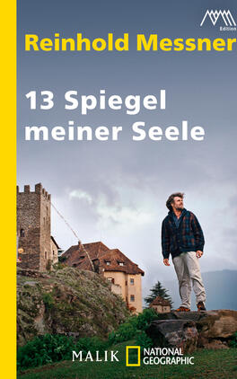 13 Spiegel meiner Seele Das Buchcover zeigt einen Mann in einer blauen Jacke und hellen Hosen, der auf einem Felsen steht und in die Ferne schaut. Im Hintergrund sind eine alte Burg und eine bewaldete Landschaft zu sehen, unter einem bewölkten Himmel, der eine nachdenkliche Stimmung vermittelt. Der Titel „13 Spiegel meiner Seele“ ist in großen, weißen Buchstaben mittig platziert, während der Autorennamen „Reinhold Messner“ in Gelb am oberen Rand hervorsticht. Die allgemeine Farbgestaltung ist harmonisch und strahlt Ruhe aus.