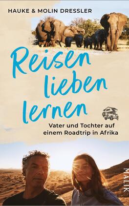 Reisen lieben lernen Das Buchcover zeigt eine inspirierende Szenerie mit einer Gruppe von Elefanten in einer afrikanischen Landschaft. Im Vordergrund sind ein Vater und seine Tochter abgebildet, die entspannt in die Ferne blicken. Der Titel „Reisen lieben lernen“ ist in großer, handschriftlicher, blauer Schrift platziert, während der Untertitel „Vater und Tochter auf einem Roadtrip in Afrika“ in kleinerer, klassischer Typografie erscheint. Die Farben sind warm und earthy, was eine abenteuerliche und einladende Atmosphäre vermittelt.