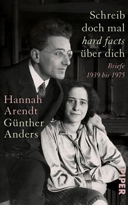 Schreib doch mal ,hard facts' über dich Das Buchcover zeigt ein Porträt von Hannah Arendt und Günther Anders in Schwarz-Weiß. Arendt sitzt mit einem leichten Lächeln, während Anders hinter ihr steht und aufmerksam in die Kamera blickt. Der Titel „Schreib doch mal hard facts über dich“ ist in unterschiedlichen Schriftfarben und -größen gestaltet, wobei „hard facts“ in kräftigem Rot hervorgehoben wird. Darunter stehen die Worte „Briefe 1939 bis 1975“. Die Gesamtatmosphäre des Covers strahlt Intimität und nachdenkliche Reflexion aus.