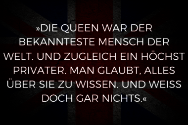 Zitat aus Alexander von Schönburgs „Was bleibt, was wird – die Queen und ihr Erbe“ vor Union Jack Flagge im Hintergrund