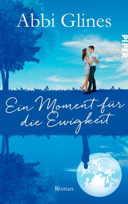 Ein Moment für die Ewigkeit Das Buchcover zeigt ein romantisches Paar, das sich in einer innigen Umarmung inmitten einer idyllischen Landschaft befindet. Im Hintergrund ist ein klarer blauer Himmel mit sanften Wolken und zwei großen Bäumen zu sehen. Der Titel „Ein Moment für die Ewigkeit“ ist in geschwungener, weißer Schrift platziert, während der Name der Autorin „Abbi Glines“ oben links in größerer Schrift erscheint. Das Cover vermittelt eine harmonische, verträumte Atmosphäre.