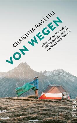VON WEGEN. Allein auf der Via Alpina – 2363 Kilometer zu Fuss von Triest nach Monaco Das Buchcover zeigt eine eindrucksvolle Berglandschaft mit hohen Gipfeln im Hintergrund. Im Vordergrund steht ein Zelt, daneben eine Person, die einen blauen Schlafsack hält. Der Titel „VON WEGEN“ ist in großen, mintgrünen Buchstaben platziert, während der Autorennamen „CHRISTINA RAGETTLI“ darüber in einer eleganten Schriftart erscheint. Unter dem Titel steht der Untertitel „Allein auf der Via Alpina – 2363 Kilometer zu Fuß von Triest nach Monaco“ in kleinerer, schwarzer Schrift. Die Farbgebung vermittelt eine ruhige, abenteuerliche Atmosphäre.