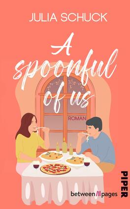 A spoonful of us Das Buchcover zeigt zwei Personen an einem Tisch, die gemeinsam essen. Die Szene ist in warmen, einladenden Farben gestaltet, mit einem vorgesetzten rosa Hintergrund. Die weibliche Figur trägt ein gelbes Oberteil, während die männliche Figur in einem blauen Hemd gekleidet ist. Auf dem Tisch befinden sich Pizza und Weingläser. Über der Szene steht der Titel „A spoonful of us“ in geschwungener Schrift, während der Name der Autorin, Julia Schuck, oben in klarer Schrift platziert ist. Der Vermerk „ROMAN“ befindet sich im Fenster im Hintergrund.