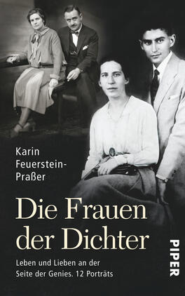 Die Frauen der Dichter Das Buchcover zeigt eine historische Schwarz-Weiß-Fotografie von vier Personen, die auf einem altmodischen Sofa und einem Stuhl sitzen. Die Frauen tragen elegante Kleider, während die Männer Anzüge tragen. Der Titel „Die Frauen der Dichter“ ist prominent in goldener Schrift platziert. Darunter steht der Untertitel „Leben und Lieben an der Seite der Genies. 12 Porträts“ in weißer Schrift. Das Cover vermittelt eine seriöse und nostalgische Atmosphäre, passend zu dem thematischen Inhalt. Der Name der Autorin, Karin Feuerstein-Praßer, befindet sich oben auf dem Cover.