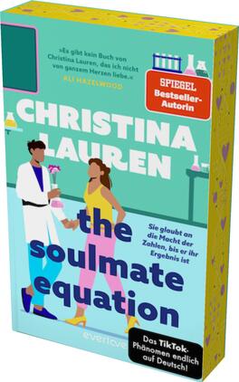 The Soulmate Equation – Sie glaubt an die Macht der Zahlen, bis er ihr Ergebnis ist Das Buchcover zeigt ein farbenfrohes Design mit einer überwiegenden hellblauen Hintergrundfarbe. Im Vordergrund sind zwei Figuren abgebildet: Eine Frau in einem gelben Kleid und ein Mann in einem weißen Laborkittel, die miteinander interagieren. Der Titel „the soulmate equation“ ist in kräftiger, verspielter Schrift in Schwarz und Blau gehalten. Oben befindet sich der Name der Autorin „Christina Lauren“ in vergrößerten, weißen Buchstaben. In einer roten Auszeichnung steht „SPIEGEL-Bestseller-Autorin“. Unten befindet sich der Zusatz: „Das TikTok-Phänomen endlich auf Deutsch“.