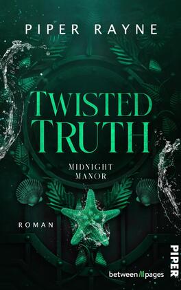 Twisted Truth Das Buchcover zeigt einen tiefgrünen Hintergrund, der an Unterwasserwelten erinnert. In der Mitte prangt der Titel „TWISTED TRUTH“ in großen, hellgrünen Buchstaben, darüber steht der Autorenname „Piper Rayne“. Um den Titel sind tropische Blätter und maritime Elemente angeordnet, darunter ein stilisierter Seestern in sanften Farben. Wasseranimationen sind am Rand sichtbar, was dem Cover eine dynamische Atmosphäre verleiht. Der Untertitel „MIDNIGHT MANOR“ befindet sich in einer kleineren Schriftgröße.