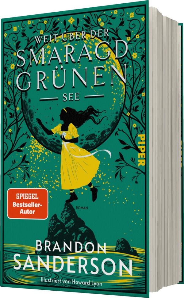Das Buchcover zeigt eine reizvolle, grüne Landschaft, dominiert von einem großen, stilisierten Mond im Hintergrund. Im Vordergrund steht eine silhouettenartige Figur in einem leuchtend gelben Kleid, die sanft eine Linie in der Luft zieht. Der Titel „WEIT ÜBER DER SMARAGDGRÜNEN SEE“ ist in eleganter, weißer Schrift platziert, während der Autorenname „BRANDON SANDERSON“ in einer markanten, gelben Schrift erscheint. Darunter befindet sich der Hinweis „SPIEGEL Bestseller-Autor“ in rotem Kasten. Die gesamte Gestaltung vermittelt eine mystische und fantasievolle Atmosphäre.