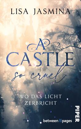 A Castle so cruel – Wo das Licht zerbricht Das Buchcover zeigt eine geheimnisvolle, mystische Landschaft mit einem in Nebel gehüllten Schloss im Hintergrund. Die Farbpalette bewegt sich in sanften Lila- und Blautönen, die eine melancholische Stimmung vermitteln. Der Titel „A CASTLE so cruel“ ist in einer eleganten Schriftart mittig platziert, während der Untertitel „wo das Licht zerbricht“ in einer schlichteren Schrift darunter steht. Oben ist der Autorennamen Lisa Jasmina in schlichtem Schriftzug zu finden.