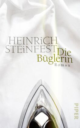 Die Büglerin Das Buchcover zeigt ein glattes, weißes Tuch, das die zentrale Bildfläche einnimmt. Darauf ist ein silbernes Bügeleisen platziert, das glänzend und ansprechend wirkt. In der oberen Hälfte des Covers steht der Name des Autors „HEINRICH STEINFEST“ in großen, grauen Buchstaben, während der Titel „Die Büglerin“ in einer sanften, grünen Schrift darunter angeordnet ist. Der Untertitel „Roman“ ist klein und dezent am unteren Rand des Covers platziert. Die Gesamtatmosphäre vermittelt einen Eindruck von Eleganz und Geheimnis.