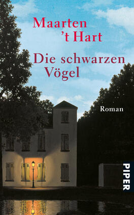 Die schwarzen Vögel Das Buchcover zeigt ein hell erleuchtetes, zweigeschossiges Haus mit weißen Wänden, umgeben von dunklem Grün und Schatten. Der Himmel ist in sanften Blautönen gehalten, was eine ruhige, melancholische Atmosphäre schafft. Der Titel „Die schwarzen Vögel“ ist in großen, roten Buchstaben oberhalb des Hauses platziert, während der Autor „Maarten ’t Hart“ darüber steht. Unten rechts ist das Wort „Roman“ in kleinerer Schrift zu sehen.
