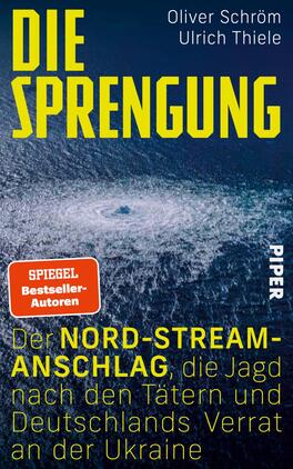 Die Sprengung Das Buchcover zeigt einen dramatischen, überwältigenden Blick auf die Wasseroberfläche mit einem Wirbel, der auf eine Explosion hinweist. Die Farben sind dominant in Blau- und Grautönen gehalten, mit leuchtend gelben Schriftzügen. Der Titel „DIE SPRENGUNG“ steht groß im oberen Bereich, während die Unterzeile „Der NORD-STREAM-ANSCHLAG, die Jagd nach den Tätern und Deutschlands Verrat an der Ukraine“ in gelber Schrift darunter platziert ist. Die Namen der Autoren, Oliver Schröm und Ulrich Thiele, erscheinen oben in kleinerer Schrift. Ein rotes Label mit dem Text „SPIEGEL-Bestseller-Autoren“ ist in der oberen linken Ecke abgedruckt. Das Verlagslogo ist in der rechten unteren Ecke in weißer Schrift.
