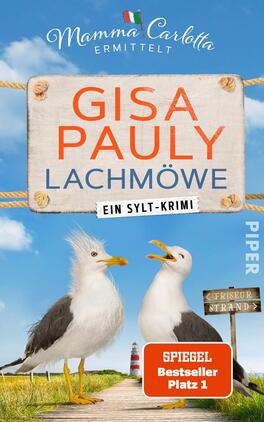 Lachmöwe Das Buchcover zeigt eine hellblaue Himmel mit leicht weißen Wolken. Im Vordergrund sind zwei fröhliche Lachmöwen abgebildet, die leicht in Richtung Betrachter schauen. Oberhalb der Möwen befindet sich ein hölzernes, beleuchtetes Schild, auf dem in großen, orangefarbenen Buchstaben „GISA PAULY LACHMÖWE“ steht. Darunter steht in schmalen, blauen Buchstaben „Ein Sylt-Krimi“. In der unteren rechten Ecke ist ein rotes Quadrat mit dem Text „SPIEGEL Bestseller Platz 1“ platziert. Das Cover vermittelt eine sommerliche, heitere Atmosphäre.