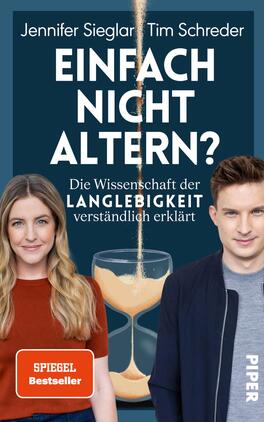 Einfach nicht altern? Das Buchcover zeigt ein schlichtes, elegantes Design mit einem tiefen blauen Hintergrund. In der oberen Hälfte steht der Titel „EINFACH NICHT ALTERN?“ in großen, weißen Buchstaben. Darunter ist der Untertitel „Die Wissenschaft der LANGLEBIGKEIT verständlich erklärt“ in etwas kleinerer, leichter Schrift zu lesen. Zwei Personen sind abgebildet: eine Frau mit langen, blonden Haaren und ein Mann mit kurzer Frisur, beide lächeln freundlich. In der unteren rechten Ecke befindet sich der Hinweis „VORLÄUFIGES COVER“.