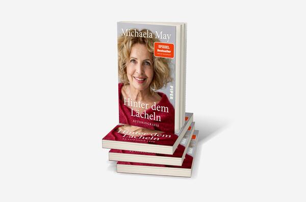 Bücherstapel des Buches „Hinter dem Lächeln“