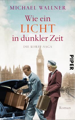 Wie ein Licht in dunkler Zeit Das Buchcover zeigt eine historische Szenerie mit einem Mann und einer Frau, die im Vordergrund stehen. Der Mann trägt einen hellblauen Anzug und hält einen Koffer in der Hand, während die Frau in einem rosafarbenen Kleid mit einer Handtasche versehen ist. Im Hintergrund ist ein Wahrzeichen von London, der Big Ben, sichtbar. Der Titel „Wie ein LICHT in dunkler Zeit“ steht in markanter, roter Schrift oben, gefolgt vom Untertitel „DIE KORFF-SAGA“ in kleinerer Schrift. Das Cover vermittelt eine nostalgische Atmosphäre.
