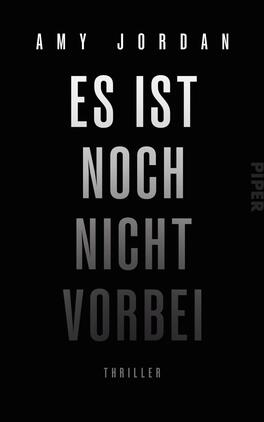 Es ist noch nicht vorbei Das Buchcover zeigt einen schwarzen Hintergrund. Der Titel „ES IST NOCH NICHT VORBEI“ ist in großen, halbfetten Buchstaben in einem Verlauf von Weiß zu Grau gestaltet und erstreckt sich vertikal über die Mitte des Covers. Der Autorennamen „AMY JORDAN“ befindet sich oben, in schmaler, weißer Schrift. Unten ist das Wort „THRILLER“ in kleinerer, grauer Schrift platziert. Die klare Typografie und die reduzierte Farbpalette vermitteln eine spannende und geheimnisvolle Atmosphäre.