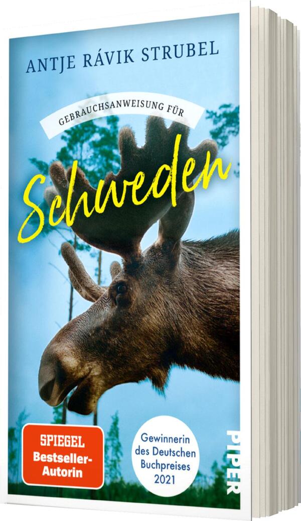 Das Buchcover zeigt ein großes, detailreiches Bild eines Elches vor einer natürlichen, grünen Szenerie. Der Titel „Schweden“ ist in einer handschriftlich anmutenden, gelben Schrift platziert und hebt sich lebhaft vom Hintergrund ab. Darüber befindet sich der Untertitel „Gebrauchsanweisung für“ in einer klaren, weißen Schrift auf einem gebogenen Banner. Am oberen Rand sind der Name der Autorin „Antje Rávik Strubel“ und der Hinweis „SPIEGEL Bestseller-Autorin“ in dezenten, dunklen Buchstaben zu sehen. Unten wird der Preis „Gewinnerin des Deutschen Buchpreises 2021“ erwähnt, ergänzt durch das Verlagslogo „PIPER“.