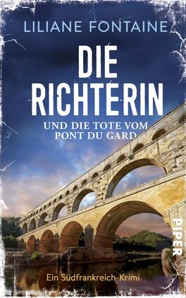 Die Richterin und die Tote vom Pont du Gard Das Buchcover zeigt eine beeindruckende Brücke, den Pont du Gard, umgeben von einer malerischen Landschaft unter einem klaren blauen Himmel. Der Titel „DIE RICHTERIN“ steht in großen, weißen Buchstaben im oberen Bereich, während der Untertitel „und die tote vom Pont du Gard“ in kleinerer, grauer Schrift darunter platziert ist. Der Autorenname „Lilian Fontaine“ befindet sich oben links. Die Farben sind warm und einladend, was eine spannende Atmosphäre für den Kriminalroman vermittelt.