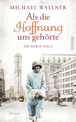 Als die Hoffnung uns gehörte Das Buchcover zeigt eine nostalgische Straßenszene in Schwarz-Weiß, die eine historische Stadtansicht darstellt. In der Mitte steht eine Frau in einem hellen, eleganten Mantel und einem Hut, die in die Kamera blickt. Über ihr Titeltext in orange: „Als die Hoffnung uns gehörte“, geschrieben in einer geschwungenen, gut lesbaren Schrift. Darunter steht in kleinerer Schrift „DIE KORFF-SAGA“ und dem Hinweis „Roman“. Am oberen Rand ist der Autorennamen „MICHAEL WALLNER“ in klaren Buchstaben zu sehen. Die Farbgebung vermittelt eine warme, melancholische Atmosphäre.