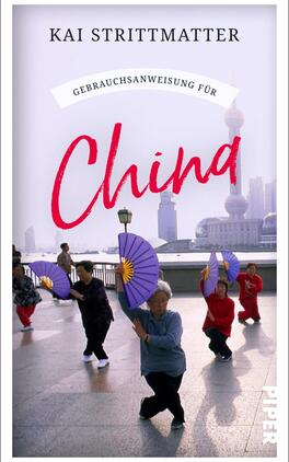 Gebrauchsanweisung für China Das Buchcover zeigt eine Gruppenaktivität im Freien, wobei ältere Menschen mit Fächern in lila und blau gekleidet sind, die sich in einer Synchronbewegung bewegen. Im Hintergrund sind moderne Hochhäuser und der orientalische Stil von Shanghai erkennbar, umgeben von einer sanften, nebeligen Atmosphäre. Der Titel „China“ ist in großen, roten Buchstaben zentral platziert, während der Untertitel „Gebrauchsanweisung für“ in einer eleganten, leicht geschwungenen Schrift darüber steht. Der Autor Kai Strittmatter ist oben in schwarzer Schrift dargestellt.