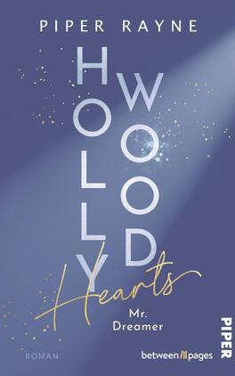 Hollywood Hearts – Mr. Dreamer Das Buchcover zeigt einen sanften, lilafarbenen Hintergrund, der an eine träumerische Atmosphäre erinnert. In vertikaler Anordnung leuchten die Worte „HOLLYWOOD“ und „Hearts“ in verschiedenen Schriftarten. „Piper Rayne“ ist in elegantem Weiß am oberen Rand positioniert. Die Worte „Mr. Dreamer“ sind in einer geschwungenen, goldenen Schrift gehalten und vermitteln einen romantischen Eindruck. Am unteren Rand des Covers befindet sich das Wort „ROMAN“ in kleinerer, schlichter Schrift. Glitzernde Elemente und ein sanfter Lichtstrahl betonen die träumerische Stimmung des Covers.