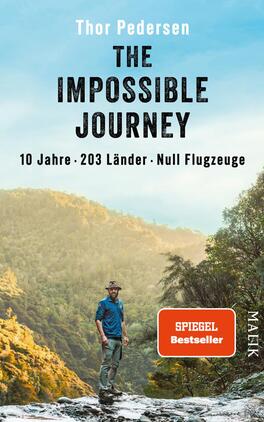 The Impossible Journey Das Buchcover zeigt eine beeindruckende Landschaft mit Bergen und bewaldeten Hügeln im Hintergrund. Im Vordergrund steht ein Mann in Wanderausrüstung, der nachdenklich in die Ferne blickt. Der Titel „THE IMPOSSIBLE JOURNEY“ hebt sich in großen, schwarzen Buchstaben ab. Darunter sind die Unterzeilen „10 Jahre · 203 Länder · Null Flugzeuge“ in einer etwas kleineren Schriftart zu sehen. Der Name des Autors, Thor Pedersen, steht am oberen Rand des Covers. Die Farbpalette ist überwiegend grün und blau, was eine abenteuerliche und natürliche Atmosphäre vermittelt.