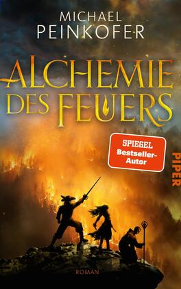 Alchemie des Feuers Das Buchcover zeigt den Titel „ALCHEMIE DES FEUERS“ in großen goldenen Serifbuchstaben und den Autorennamen Michael Peinkofer in weißen Großbuchstaben oben. Im Vordergrund drei dunkle Silhouetten auf einem Felsen — eine Figur hebt ein Schwert, eine zweite steht mit wehendem Haar, eine dritte hält einen Stab — vor einer lodernden orange-gelben Feuer- und Rauchkulisse. Rechts oben ein roter Badge-Button mit dem Text „SPIEGEL Bestseller-Autor“. Atmosphärisch dramatisch und episch.