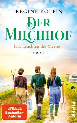Der Milchhof – Das Leuchten des Meeres Das Buchcover zeigt drei Frauen, die an einem Küstenweg stehen, vor einer malerischen Landschaft mit Meer und Wiese. Der Himmel ist überwiegend hellblau mit sanften Wolken. Im Vordergrund tragen die Frauen Arbeitskleidung; eine hält eine Gabel, während die anderen entspannt schauen. Der Titel „Der Milchhof“ steht in großen, geschwungenen Buchstaben, gefolgt von „Das Leuchten des Meeres“ in kleinerer Schrift. Oben ist der Autorenname Regine Kölpin und das Label „SPIEGEL Bestseller-Autorin“ in rot abgebildet.